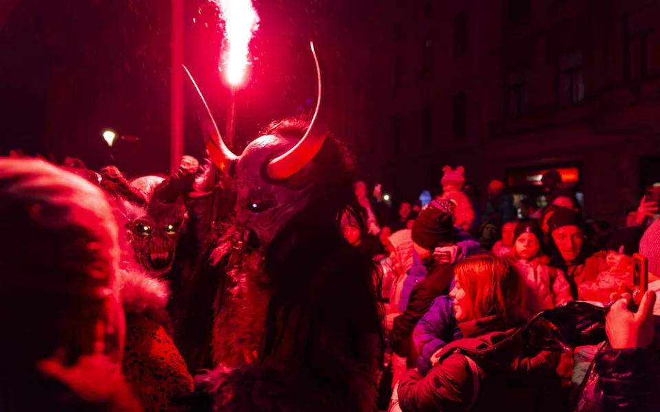 Skupina čertů Krampus Olomouc se vyrojil na olomouckém Dolním náměstí