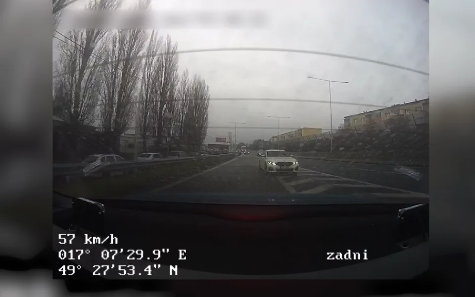 Záběr z policejní kamery ze začátku pronásledování