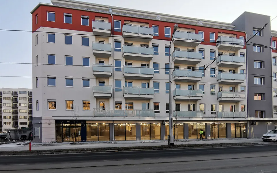 Prodejna Lidlu v přízemí bytového domu Zlaté terasy je před dokončením