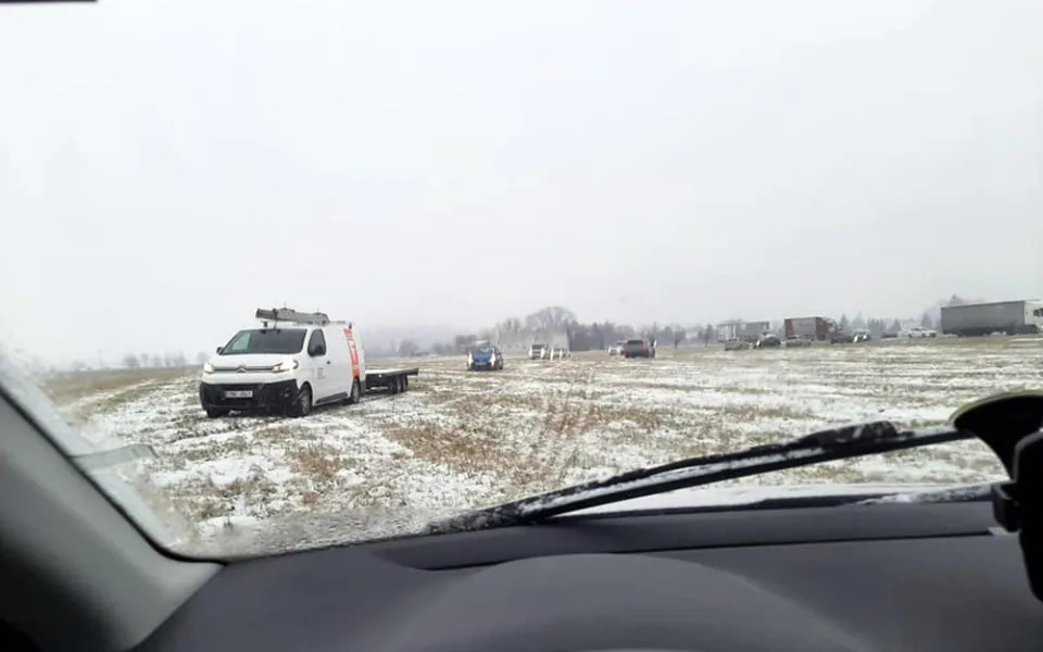Řidiči během uzavírky úseku silnice u Chomoutova měli objízdnou trasu přes pole