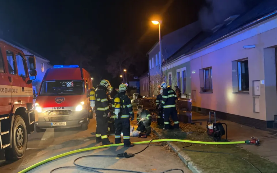 Při požáru v Olomouci - Chválkovicích zasahovaly čtyři jednotky hasičů