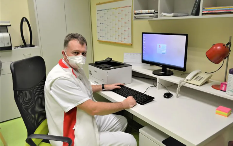 Lékař Petr Konečný z centra léčebné rehabilitace Nemocnice AGEL Prostějov