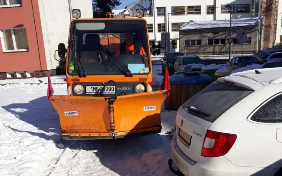 Úklid sněhu v šumperské ulici Evaldova