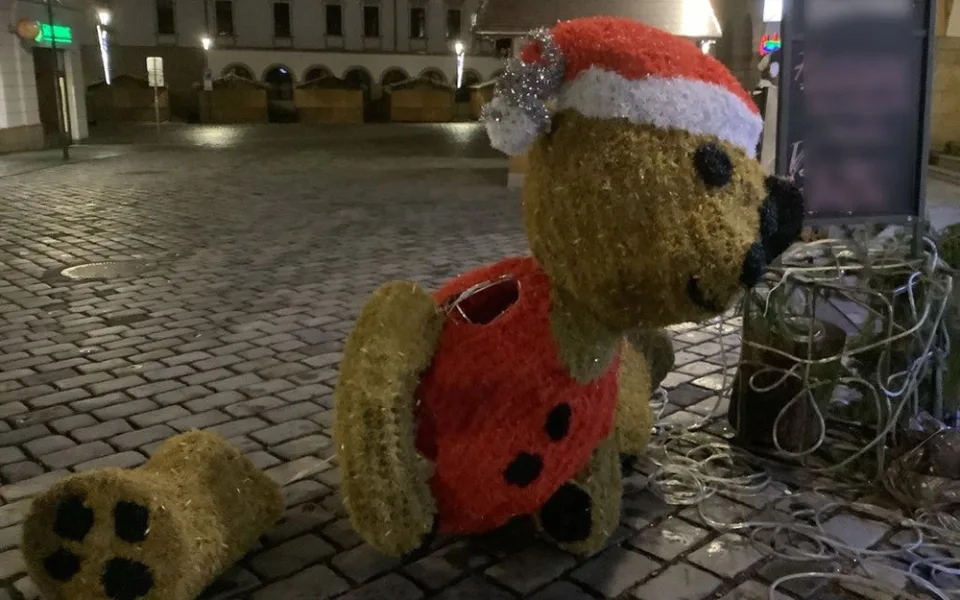 Poškozená dekorace vánočního medvěda na Dolním náměstí v Olomouci