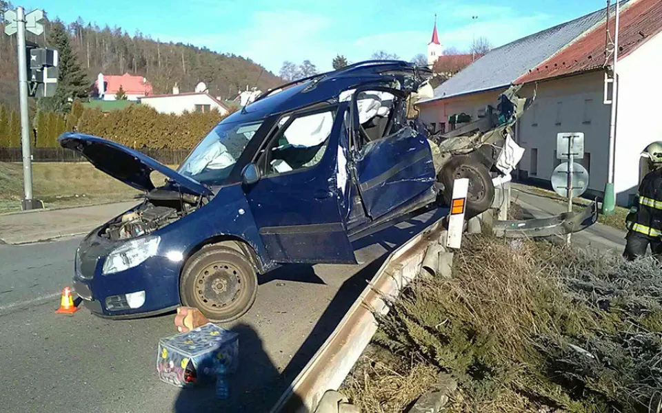Vlak v Hlubočkách smetl auto z přejezdu. Dva lidé utrpěli zranění, provoz na trati stojí