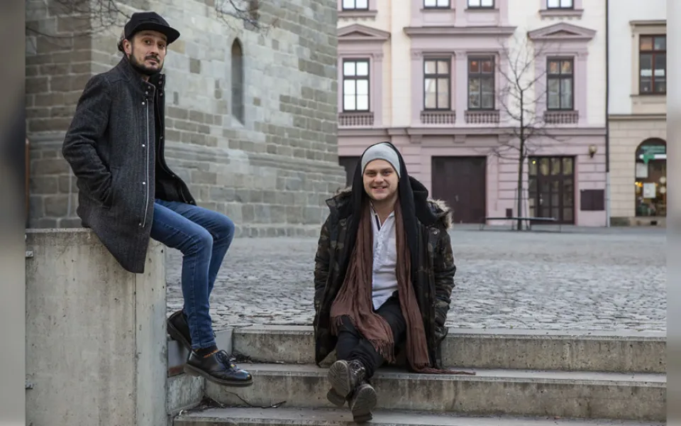 Skromně ukrytí Ve stínu. Divadelníci s kamerou představují úspěšné osobnosti z Olomouce