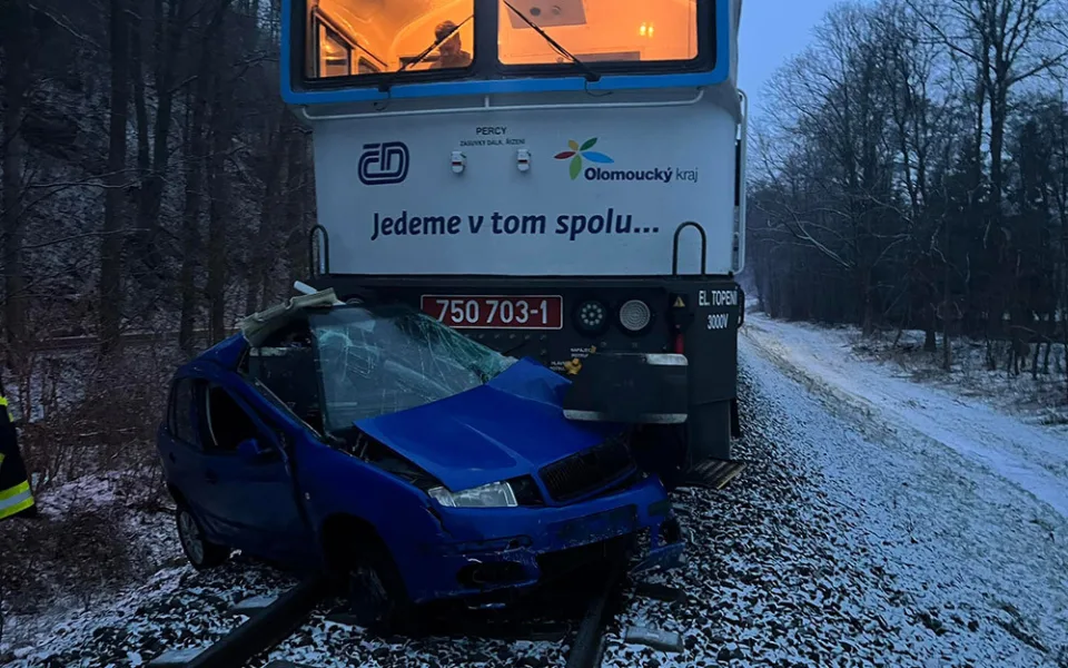 Dopravní nehoda na železnici v Bohdíkově, žena unikla z auta jen krátce před příjezdem spěšného vlaku