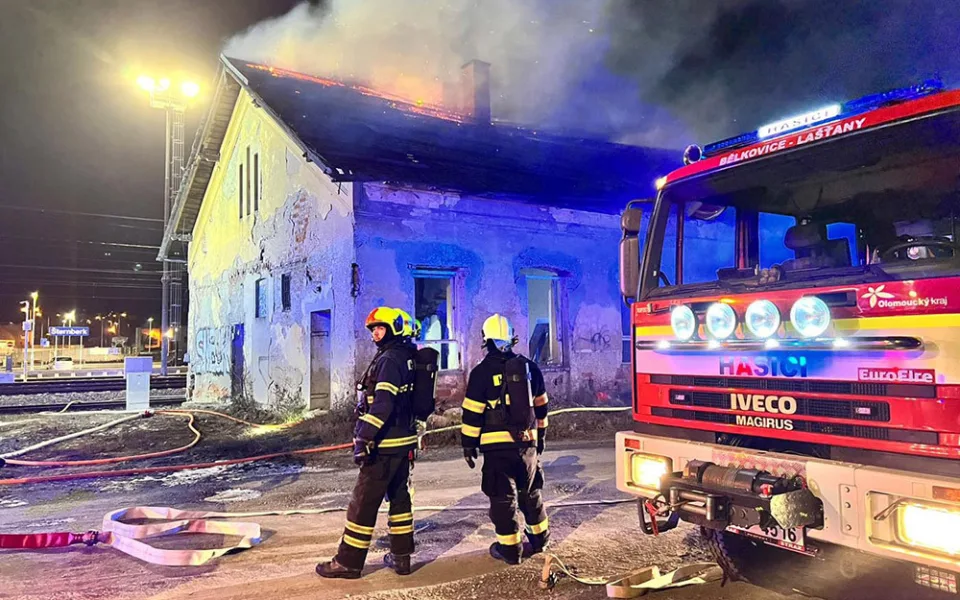 Požár opuštěné budovy v areálu nádraží ve Šternberku