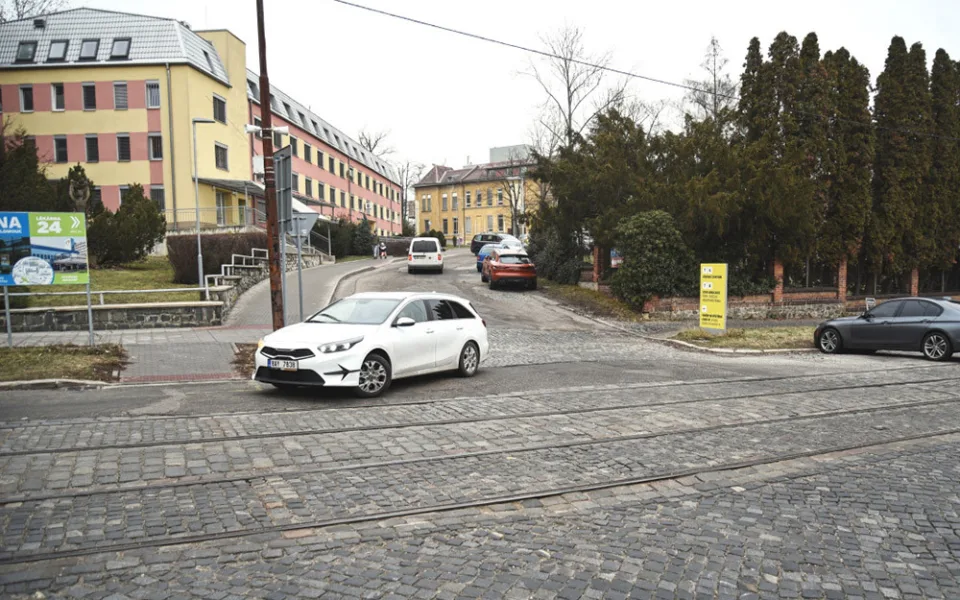Ulice Za Nemocnicí v areálu FN Olomouc se na čtyři měsíce uzavře pro auta i pěší