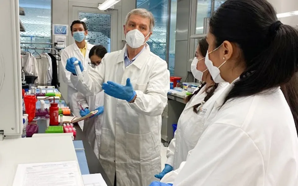 Profesor Jaroslav Doležel z Ústavu experimentální botaniky Akademie věd při praktické výuce v Saúdské Arábii