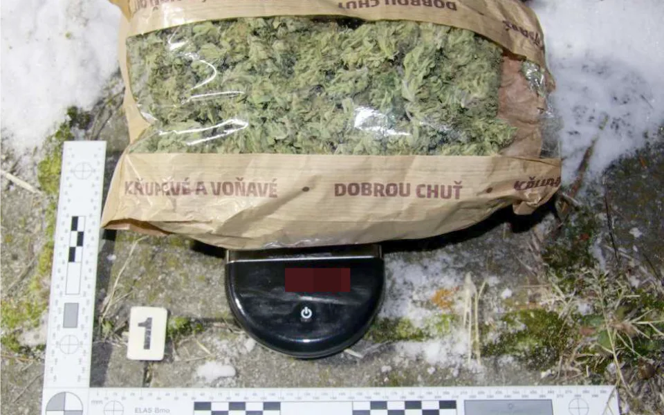 Celníci našli v autě přes čtvrt kilogramu sušeného konopí