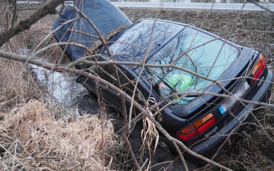 Muž při nevydařeném předjíždění sjel ze silnice a vyvázl bez zranění