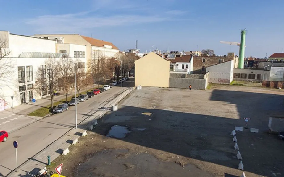 Prostějov chce prodat pozemky po bývalé sodovkárně v centru. Opozice se zlobí