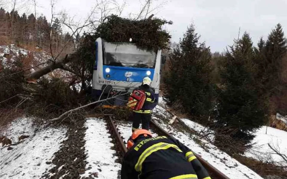 Kvůli silnému větru mají hasiči v kraji již stovku zásahů. Ve Dzbelu spadl strom na osobní vlak