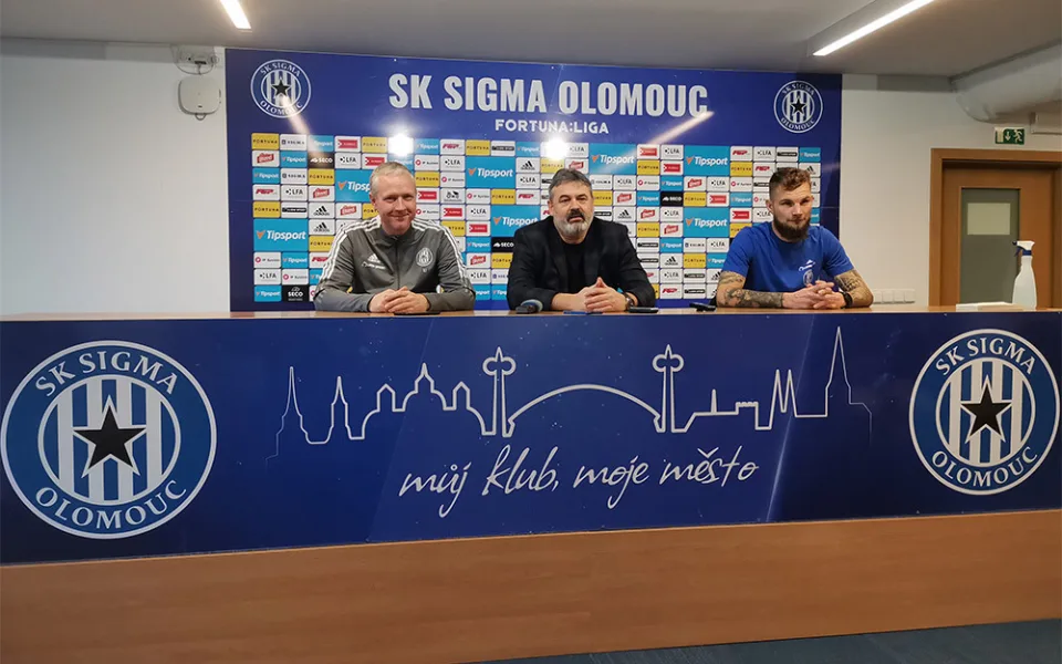 Tisková konference SK Sigma Olomouc. Zleva trenér Václav Jílek, sportovní manažer Ladislav Minář a kapitán týmu Vít Beneš