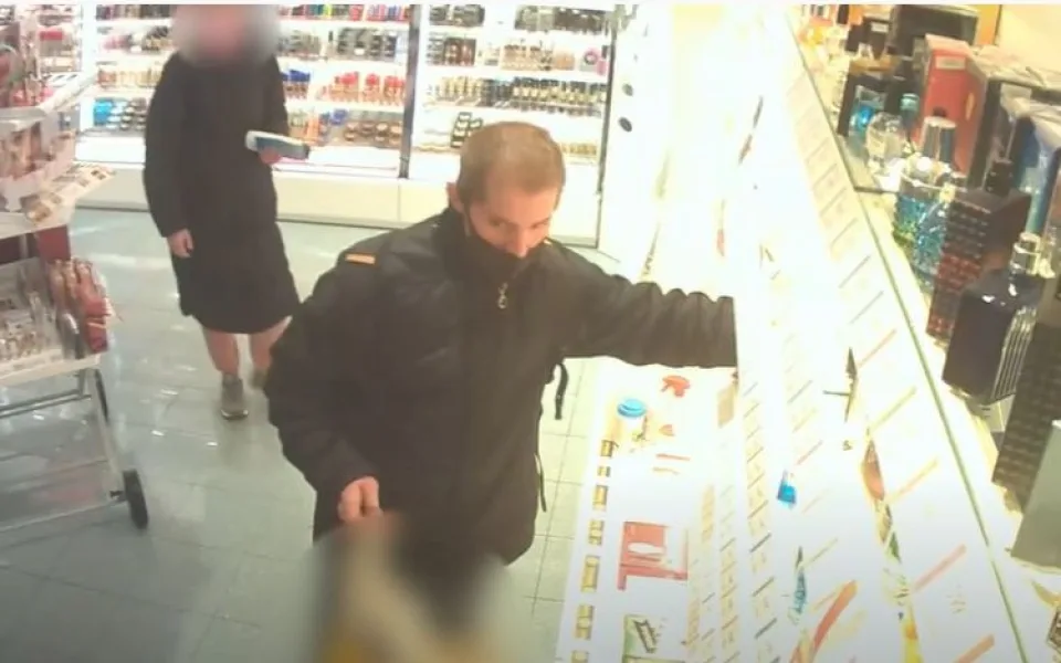 VIDEO: Policie hledá zloděje, který v olomouckých obchodech kradl drahé parfémy
