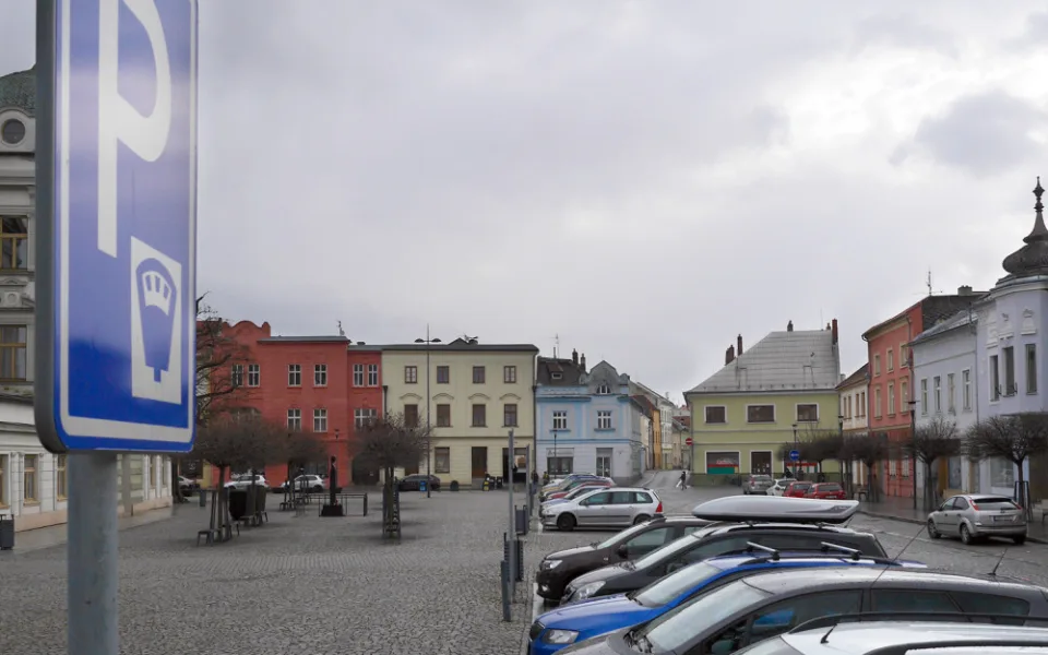Uničov po čtyřech měsících zlevní parkování v centru města na polovinu