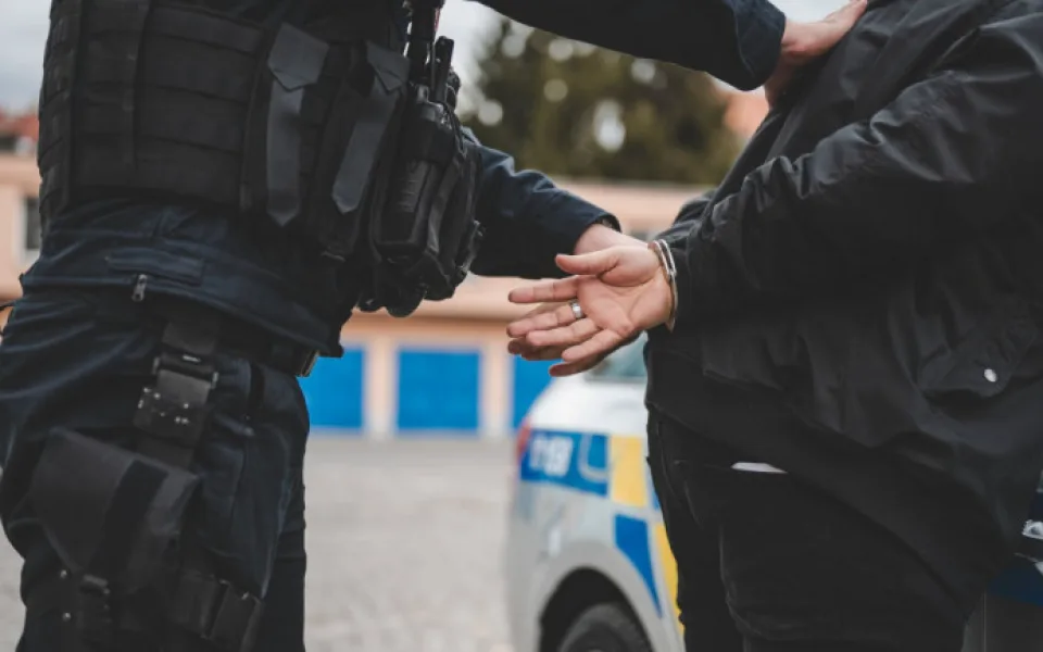 size3-16065011825415-60-policiste-zatkli-muze-ktery-na-brnensku-nahaty-v-aute-pronasledoval-chodkyni-a-u-toho-masturboval