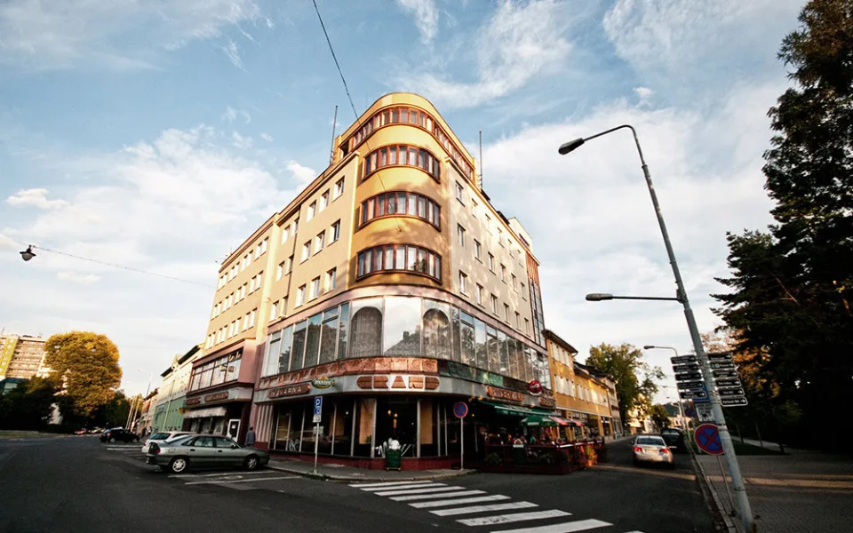 Archivní snímek Hotelu Grand v Šumperku, stavba nyní prochází rekonstrukcí