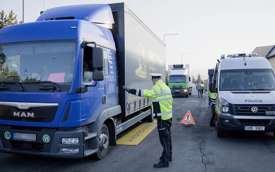 Z padesáti kontrol přes třicet přestupků. Policisté si posvítili na náklaďáky a dodávky