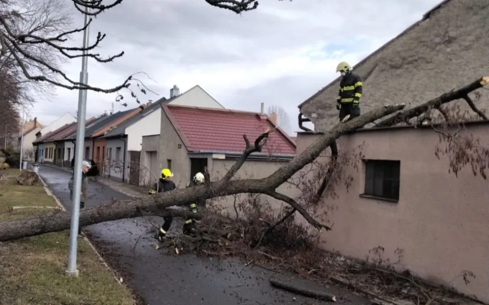 Hasiči v kraji vyjížděli k více než stovce zásahům kvůli silnému větru