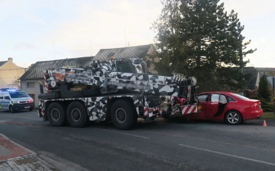 Mohutný autojeřáb v Ludéřově narazil do osobního vozu a zranil dva lidi
