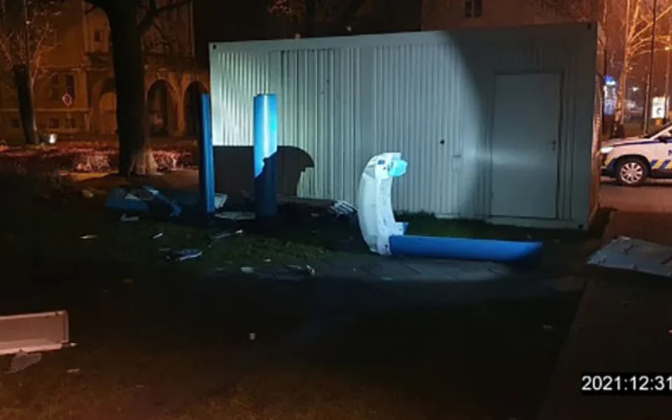 Zničená mobilní toaleta v Čechově ulici v Přerově
