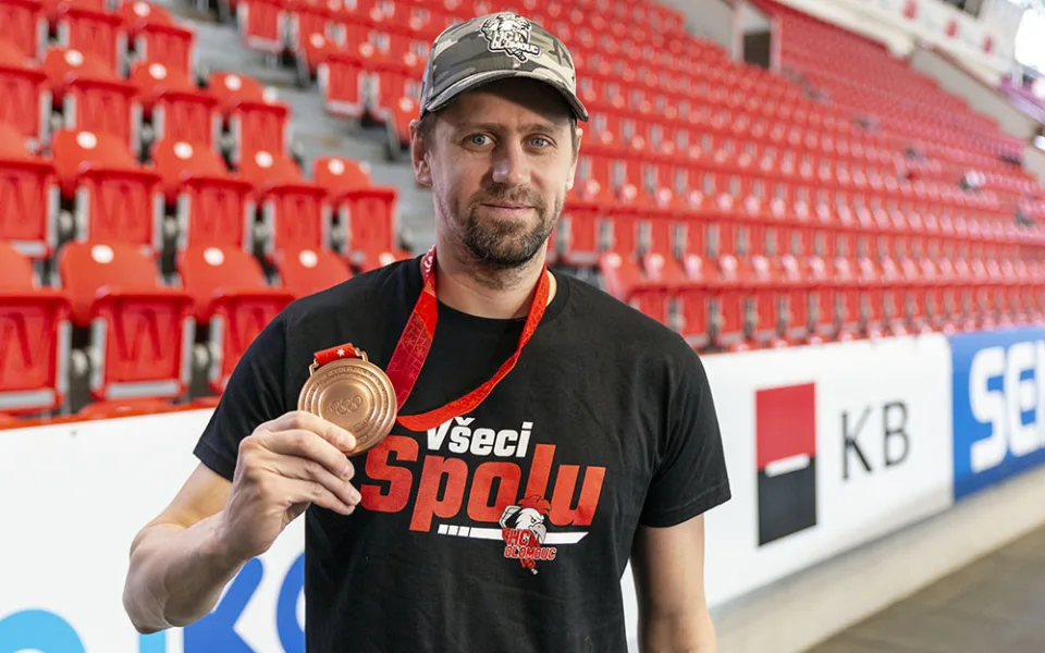 Slovenský gólman Branislav Konrád s bronzovou olympijskou medailí z Pekingu