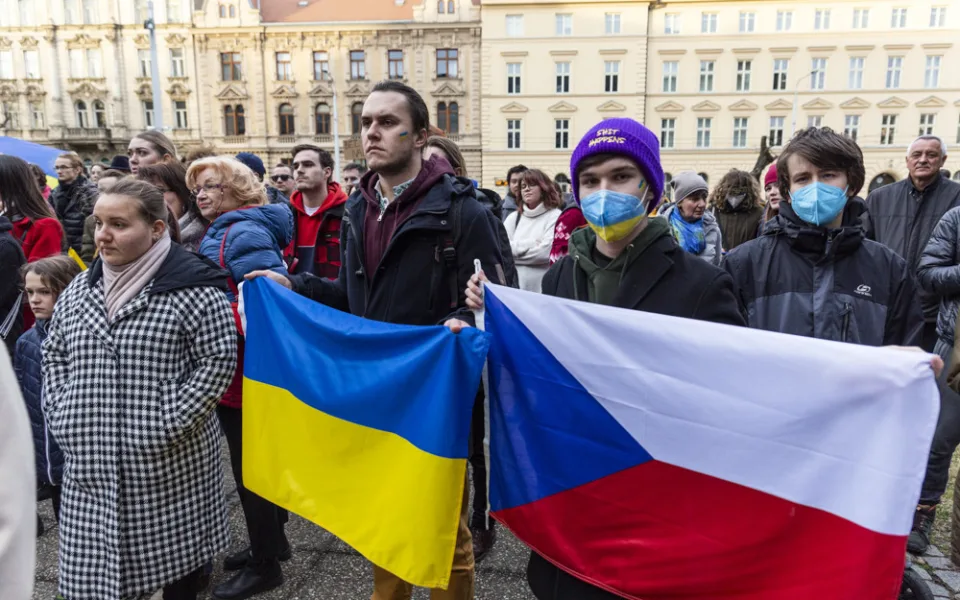 Ukrajino jsme s tebou! Lidé na olomouckém náměstí vyjádřili podporu napadenému státu
