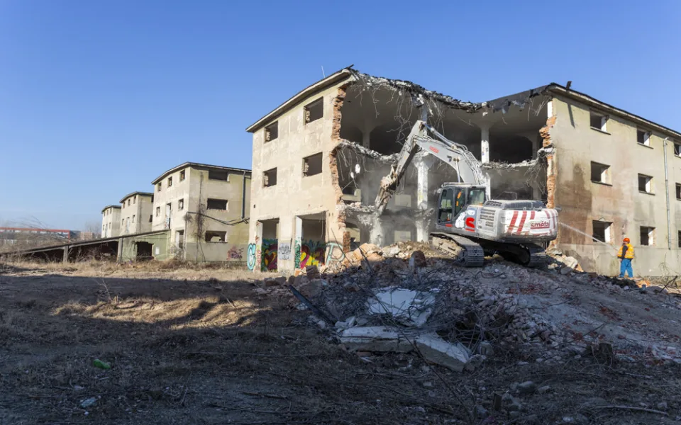 Budovy na Velkomoravské jdou k zemi. Vojenský areál nahradí nová čtvrť za miliardy