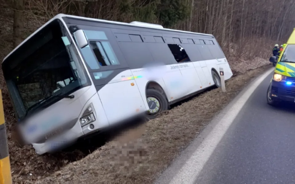 Několik dětí se dnes ráno zranilo při nehodě autobusu na Šumpersku