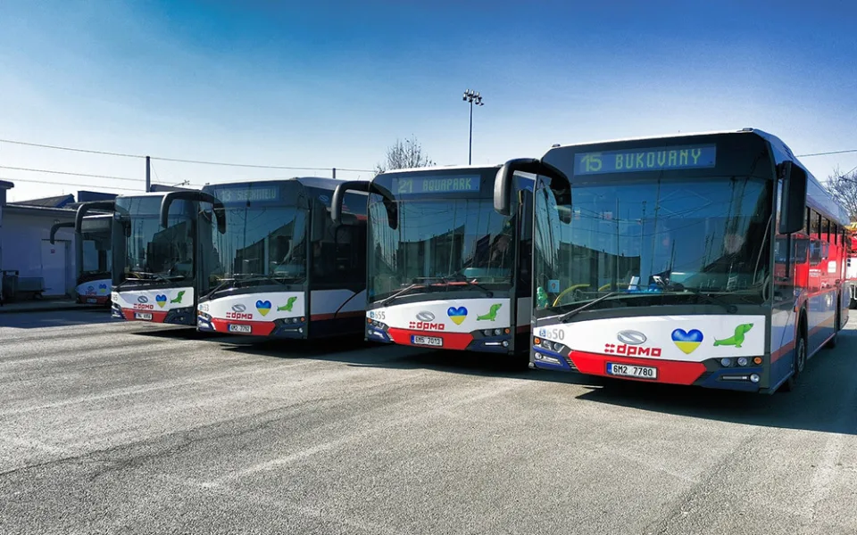 Vybrané autobusy a tramvaje DPMO nové zdobí srdce v barvách ukrajinské vlajky