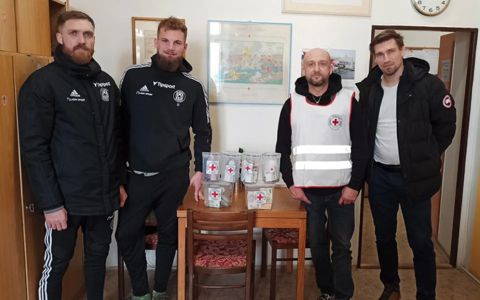 Zástupci fotbalové Sigmy Olomouc předali výtěžek sbírky Českému červenému kříži