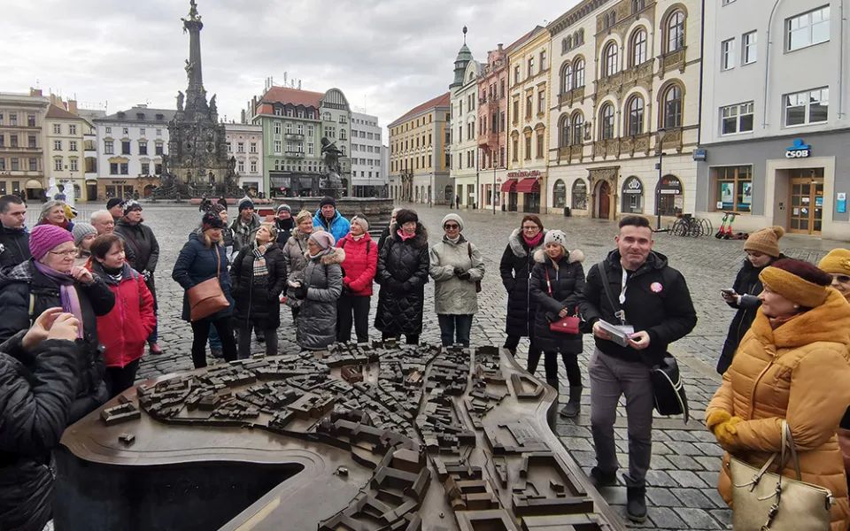 Turistický průvodce Tomáš Kryl (napravo) v centru Olomouce