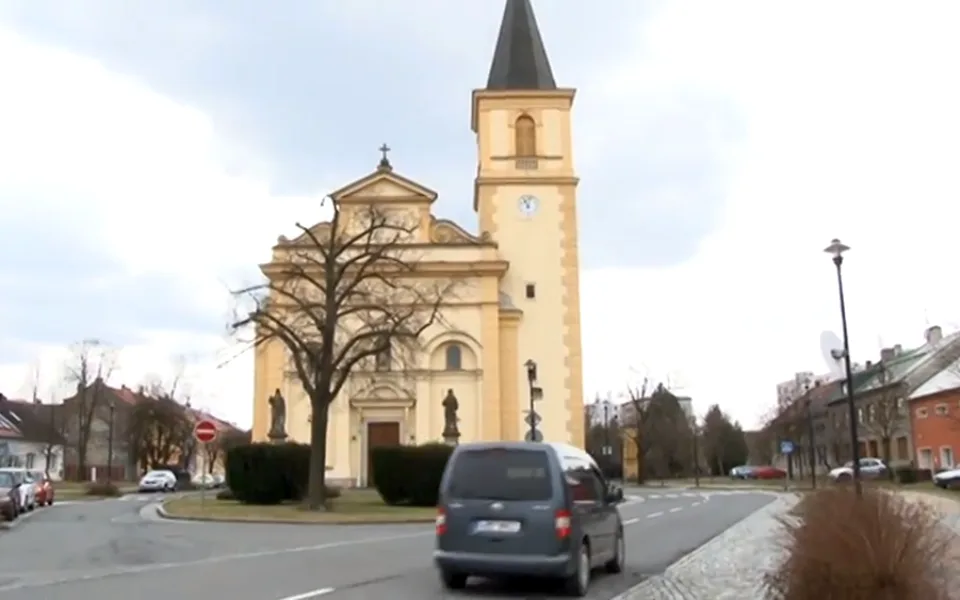 Řidiči vyjíždějící z Holice směrem do města budou muset na Návsi Svobody dát přednost autům, přijíždějícím zpoza kostela z jednosměrky