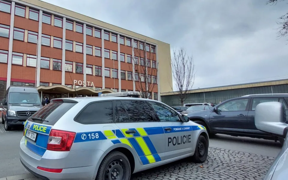 Na pobočce olomoucké pošty dnes dopoledne opilý muž vyhrožoval bombou. Policie ho zatkla