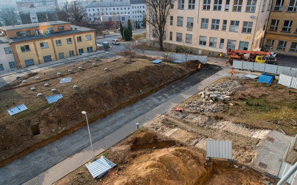 Nad současným pracovištěm Kliniky nukleární medicíny probíhají zemní práce