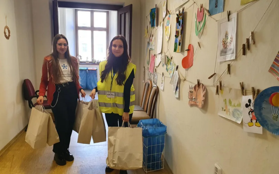 Solidarita s napadenou Ukrajinou v Olomouckém kraji nepolevuje. Pomáhají školy i hasiči