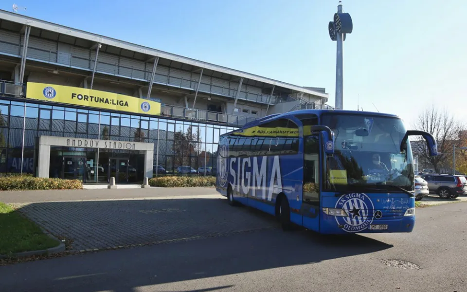 Autobusová doprava Roletzky vozí k zápasům také fotbalisty SK Sigma Olomouc