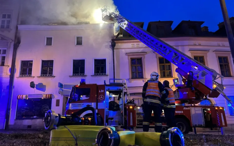 Rozsáhlý požár v centru Olomouce: plameny pohltily dvě patra domu i střechu