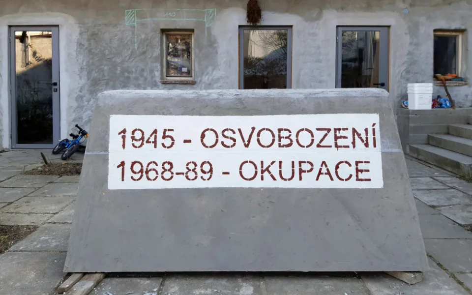 Kámen u památníku osvobození v Olomouci připomíná rok 1945, ale i okupaci v roce 1968