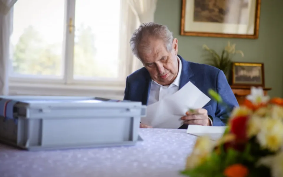Krajský radní Jakubec vyzval ředitele škol, ať sundají obraz Zemana. Je to zločinec, napsal
