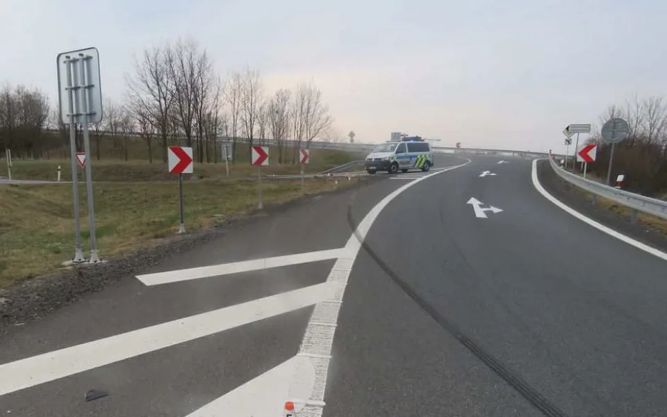 Řidič nezvládl auto ve sjezdu z dálnice D35