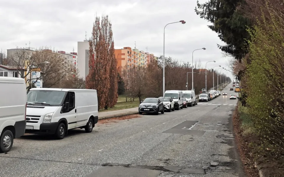 Dodávky na okraji zóny, kde je zákaz nočního parkování