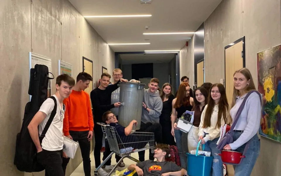 Den bez tašek. Studenti Slovanského gymnázia vyrazili do školy bez školních batohů