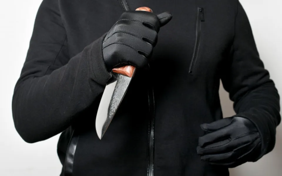 Recidivista v Prostějově zaútočil nožem na jiného muže. Kvůli pokusu o vraždu skončil ve vazbě