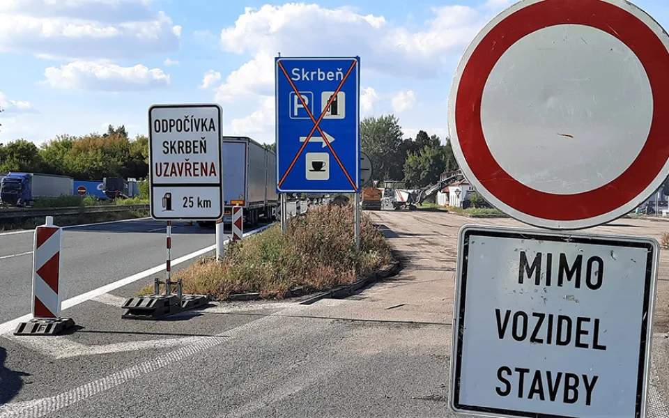 Ve směru na Mohelnici již prošla odpočívka s motorestem opravou, ŘSD nyní nechá zrekonstruovat stání na opačné straně dálnice D35