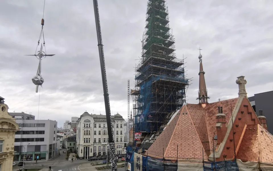 Na věži Červeného kostela je nový kříž. Originální dílo má tři a půl metru