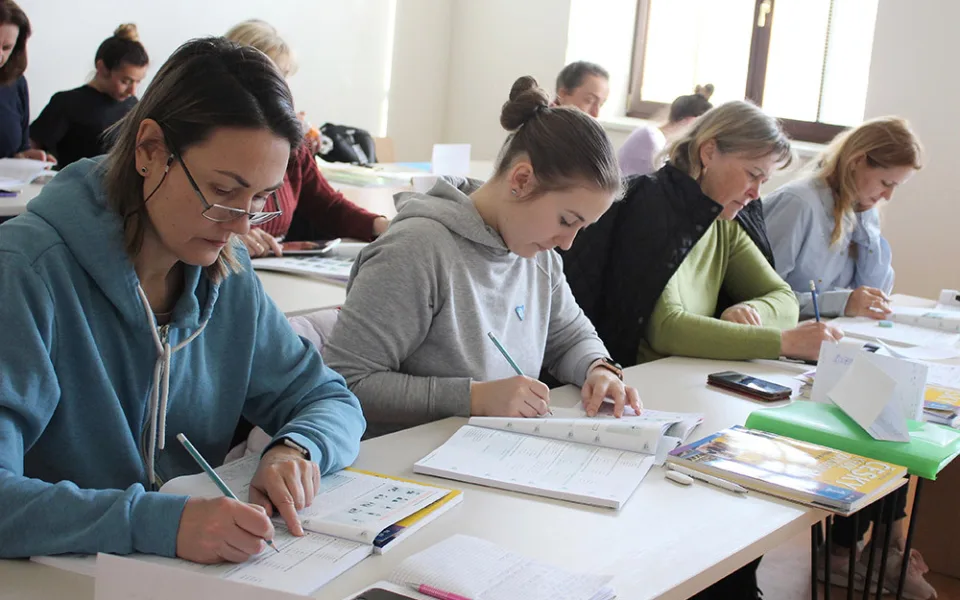 Prvního termínu kurzu češtiny pro ukrajinské uprchlíky se účastní 15 zájemců