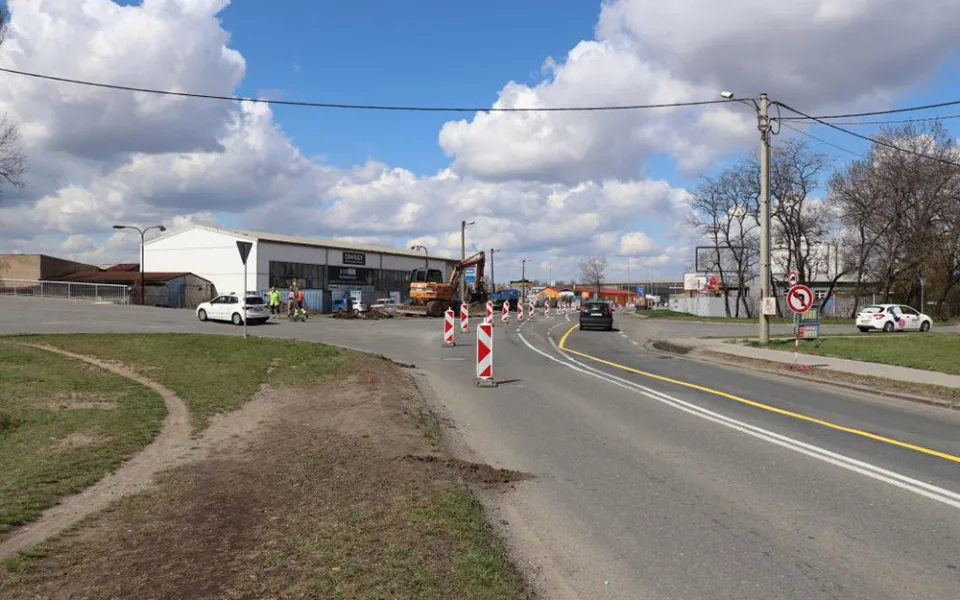 Kruhový objezd má vyřešit problematický průjezd křižovatkou ulic Dluhonská, Polní a Tržní